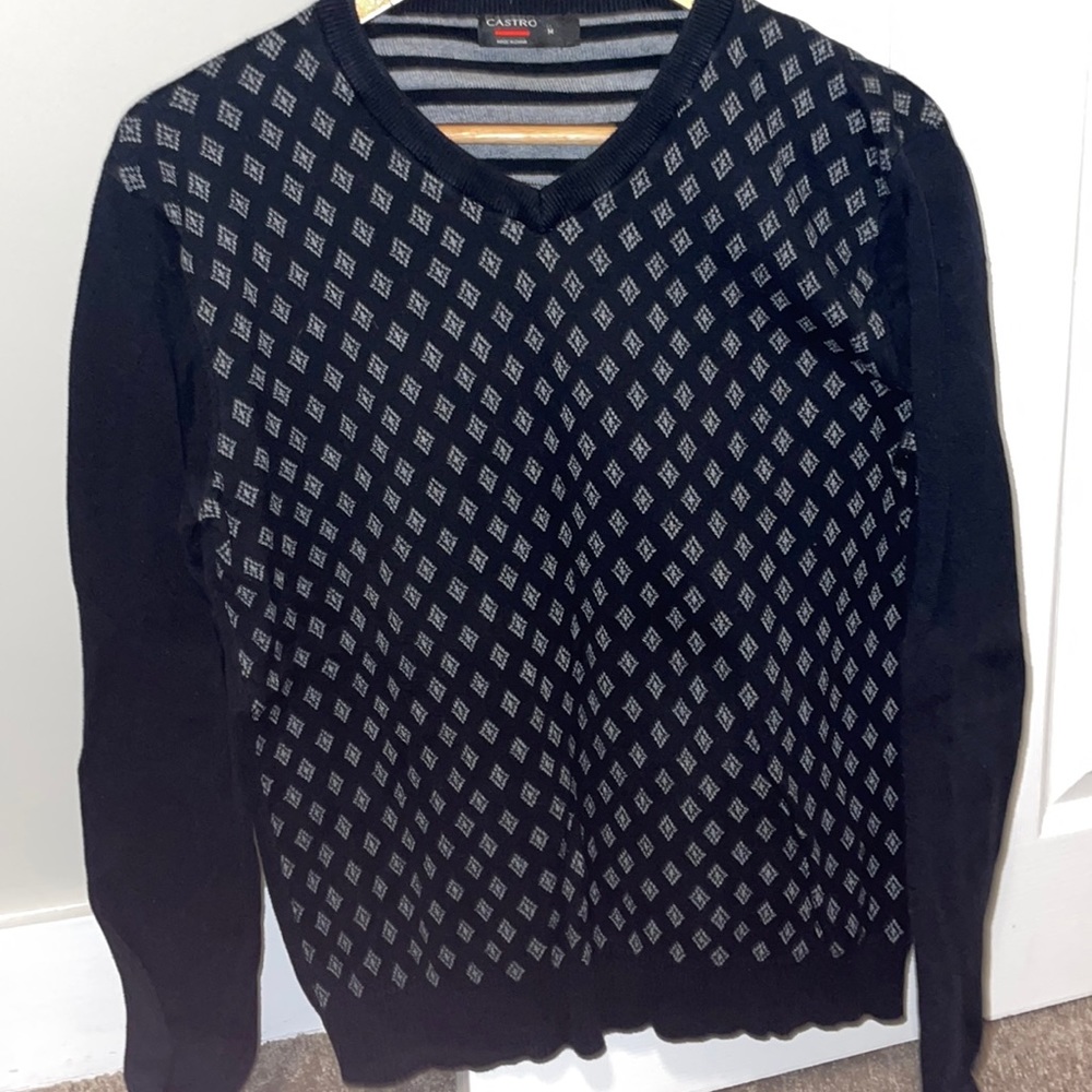 V neck pattern sweater